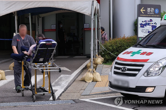 서울 시내 한 대형병원에서 환자가 이동하고 있다. 연합뉴스